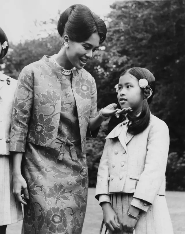 สมเด็จพระนางเจ้าสิริกิติ์ พระบรมราชชนนีพันปีหลวง กับสมเด็จพระเจ้าน้องนางเธอ กรมพระศรีสวางควัฒนฯ ถ่ายเมื่อ 27 กรกฎาคม 2509 