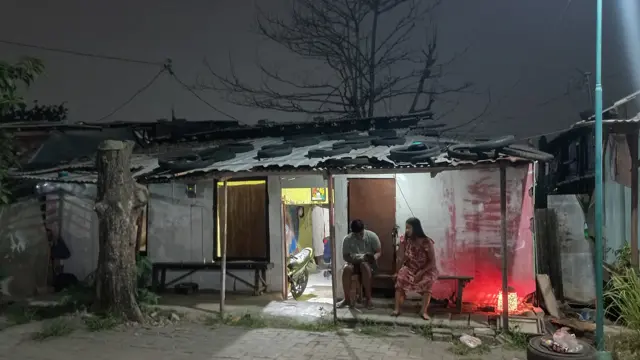 Siti Sumarni, 28 tahun, tinggal bersama suami, anak dan bapaknya di Kelurahan Plombokan, Semarang Utara. 