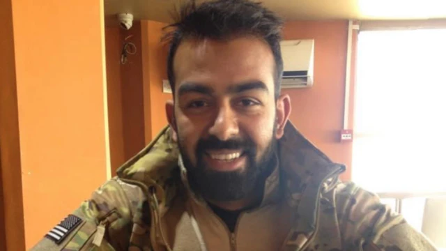 अपनी मिलिट्री यूनिफ़ॉर्म में सफ़ी