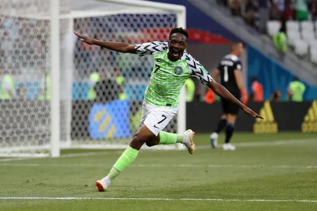 Ahmed Musa na murna bayan cin ƙwallo a karawa tsakanin Najeriya da ƙasar Iceland lokacin gasar cin kofin duniya da aka yi a ƙasar Rasha a shekarar 2018