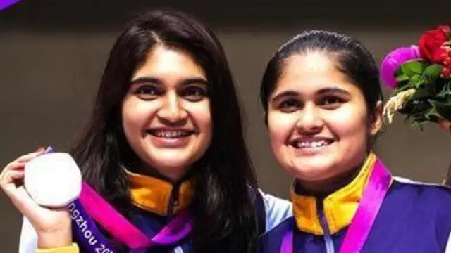 पलक गुलिया (दाएं) और ईशा सिंह 