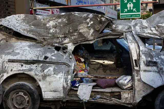 Beyrut’taki Corniche al Mazraa mahallesinde İsrail’in bir konut binasını hedef aldığı saldırının ardından enkaz altında kalan bir minibüs görülüyor. 8 Nisan 2026 - Beyrut, Lübnan