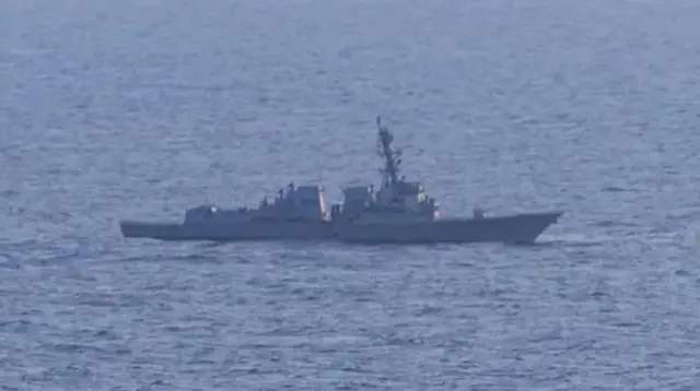 Американский ракетный эсминец в море