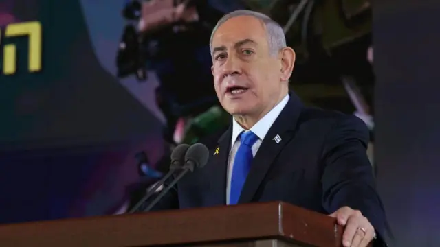 El primer ministro de Israel, Benjamin Netanyahu, pronuncia un discurso durante una ceremonia que conmemora el aniversario del ataque de Hamas del 7 de octubre del año pasado que desencadenó la guerra en Gaza