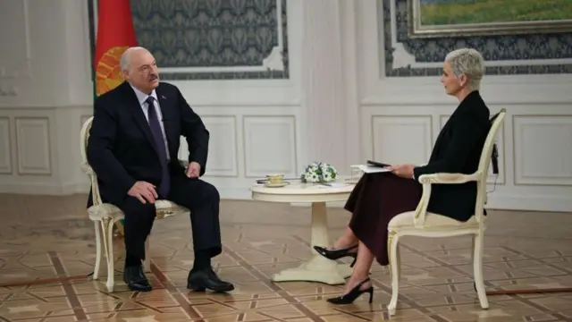 Олександр Лукашенко дає інтерв'ю, він і журналістка "Аль-Арабії" сидять на стільцях біля круглого столика навпроти одне одного