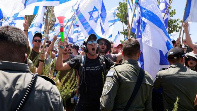 Manifestantes protestam contra nova leisites de prognosticos de jogos de futebolJerusalém