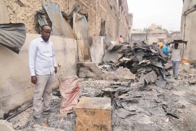 Ibraahin Muuse oo taagan goobtii uu ku gubtay ganacsigiisu