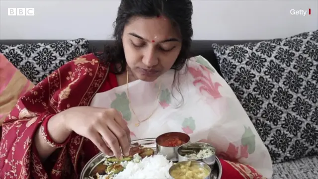 భోజనం చేస్తున్న భారతీయ మహిళ