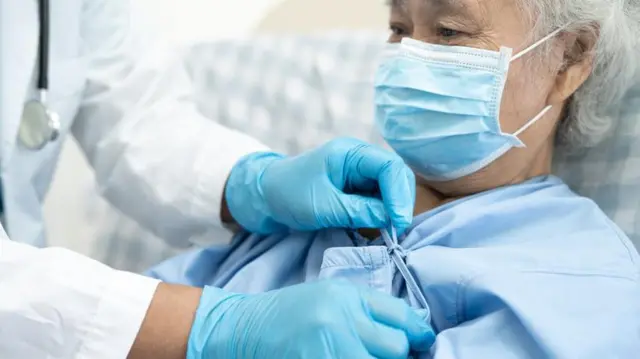 موارد ابتلا به ویروس جدید در بیمارانی که با تب به بیمارستان‌های چین مراجعه کرده بودند شناسایی شد (عکس آرشیوی)