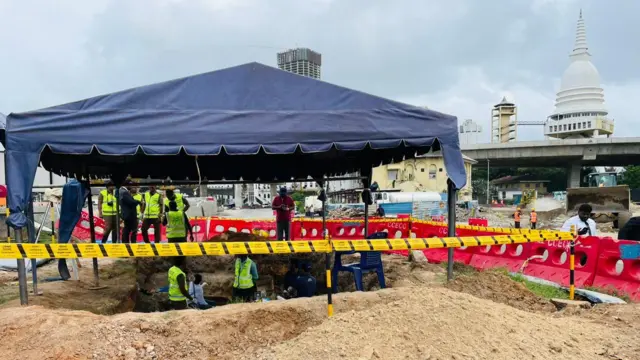 “අපිට කාලයක් තහවුරු කරන යමක් ලැබෙන තුරු කාලයක් ගැන මොනවත් කියන්නත් බැහැ. අපි තාම ඇටසැකිලි ලෙවල් එකට ඇවිල්ලත් නැහැ, තාම උඩ ඉඳලා තමයි යන්නේ. තව දවස් දෙකක් තුනක් විතර යයි අපිට ඇට සැකිලි මට්ටමට යන්න.” 