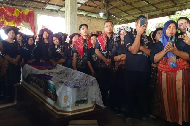 Suasana duka meyelimuti keluarga Raden Barus, yang dikenal sebagai tokoh masyarakat Desa Selamat