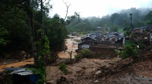 Rumah penduduk rusak akibat diterjang banjir bandang dan tanah longsor pada penghujung November 2025 lalu di Kecamatan Adiankoting, Kabupaten Tapanuli Utara, Jumat (26/12/2025). (Nanda Fahriza Batubara)