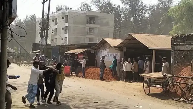 কক্সবাজারে সংঘর্ষের ঘটনায় কয়েকজন আহত হয়েছে