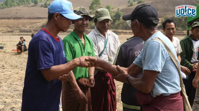 လိုဘာခိုကျေးရွာနဲ့ ယပ်ခူကျေးရွာ ဆွေမျိုးစုတွေလက်ဆွဲနှုတ်ဆက်ခဲ့ကြပါတယ်။