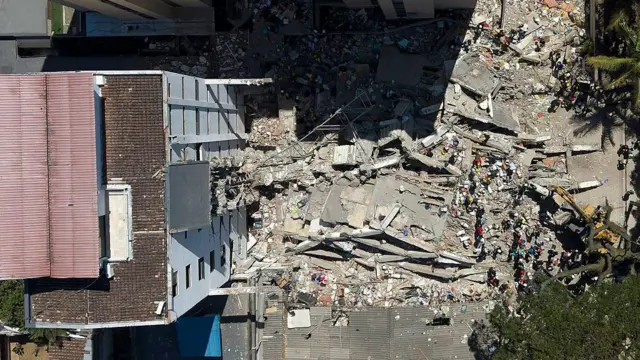 El niño Martín está atrapado bajo los escombros de este edificio.