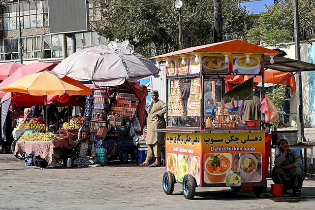 په کابل ښار کې ځينې هټیوال د خپلو کراچیو تر څنګ ولاړ دي چې د میوې او سوپ تر څنګ بېلابېل خوراکي توکي پکې خرڅوي.