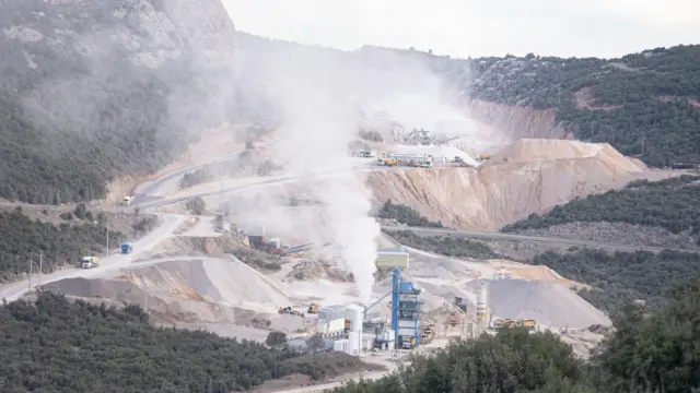 Ormanlık alanda kurulan made tesisine ait stok görseli.