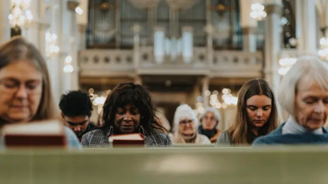 Servicio religioso en una iglesia católica.
