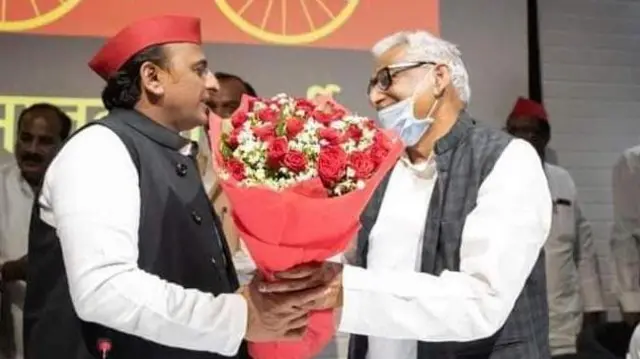 अखिलेश यादव के साथ माता प्रसाद पांडे