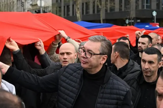 Predsednik Srbije Aleksandar Vučić sa zastavom
