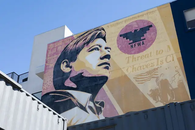 SAN FRANCISCO, CALIFORNIA - 18 DE MARZO: Un mural de Cesar Chavez se exhibe el 18 de marzo de 2026 en San Francisco, California. El activista laboral Cesar Chavez ha sido acusado de abusar sexualmente de mujeres y niñas involucradas en el movimiento laboral de trabajadores agrícolas, incluyendo a Dolores Huerta. (Foto de Benjamin Fanjoy/Getty Images)