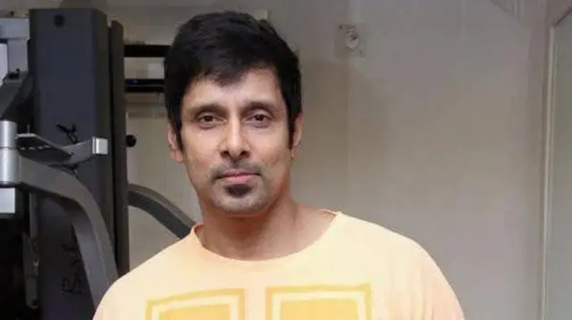 உடற்பயிற்சி கூடத்தில் நடிகர் விக்ரம்
