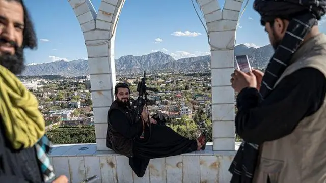 چند عضو گروه طالبان در حال عکاسی