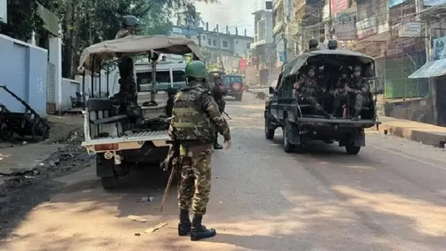 রাঙ্গামাটিতে সড়কে টহল দিচ্ছে সেনাবাহিনী