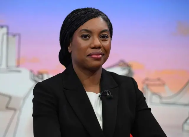 BBCのスタジオに座りカメラに向かってかすかにほほえむ、黒いスーツ姿のベイドノック氏