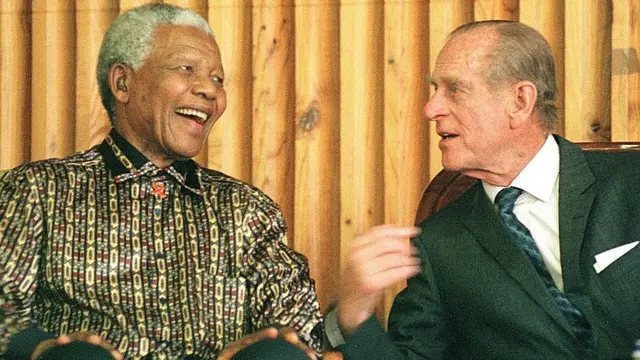 رئيس جنوب أفريقيا الراحل نيلسون مانديلا مع دوق إدنبرة، الأمير فيليب أثناء حديثهما في سجن دراكنشتاين، بارل على بعد حوالي 50 كم خارج كيب تاون 05 نوفمبر/تشرين الثاني 2000. حضر كلاهما حفل توزيع الجوائز للسجناء الأحداث المحتجزين برعاية جمعية الجوائز الدولية، برنامج تنمية للشباب.