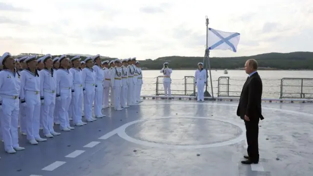 Путин инспектирует военный корабль