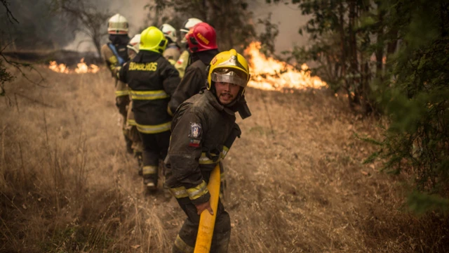 Bomberos combatiendo los incendios de 2017 en Chile