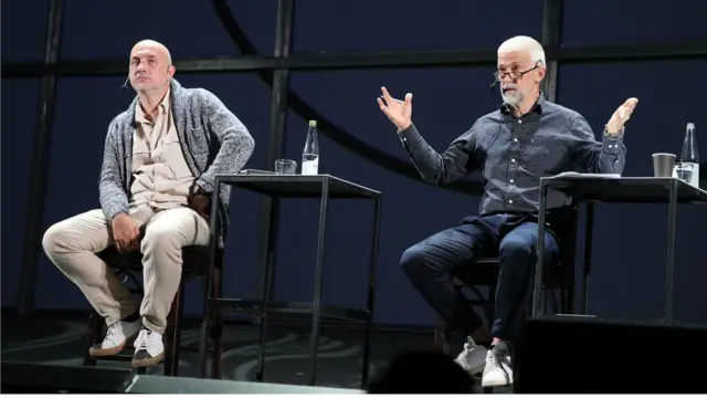 Заместитель художественного руководителя МХАТ им. М. Горького Захар Прилепин и художественный руководитель театра Эдуард Бояков (слева направо) во время сбора труппы