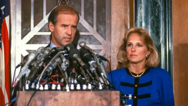 সংবাদ সম্মেলনে ২৩শে সেপ্টেম্বর ১৯৮৭ জো বাইডেন ঘোষণা করেন প্রেসিডেন্ট নির্বাচনে ডেমোক্র্যাটিক পার্টির মনোনয়ন পাবার লড়াই থেকে তিনি নিজেকে প্রত্যাহার করে নিচ্ছেন। পাশে স্ত্রী জিল বাইডেন।