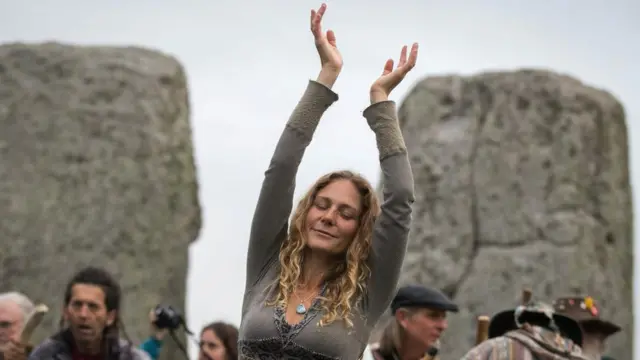 Зібрання друїдів, язичників і просто тусовщиків у Стоунхенджі