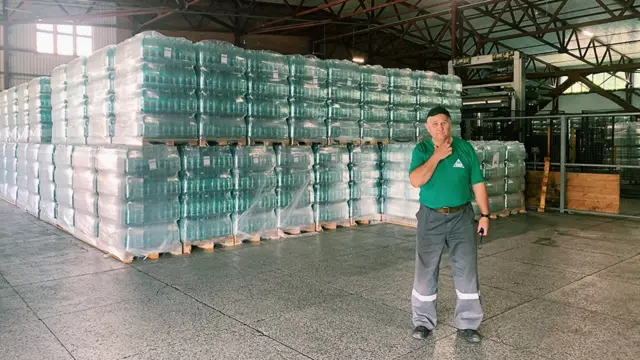 Рабочий на заводе