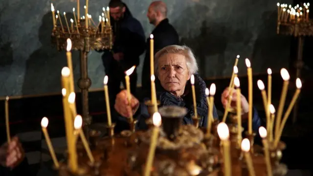 София, Болгария. Зажжение свечей в соборе св. Александра Невского
