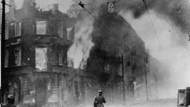 1943-жылы фашисттер Варшава геттосун түп орду менен жок кылышты. Андан кийин шаардын түбүнө жетүүнүн бардык аракетин көрүштү.