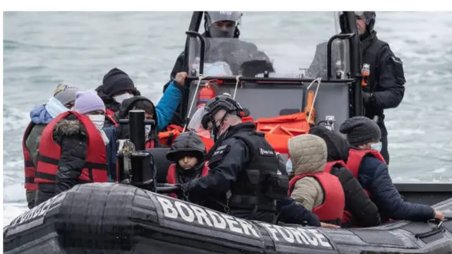 خفر السواحل يعترضون قارب مهاجرين في القنال الإنجليزي.