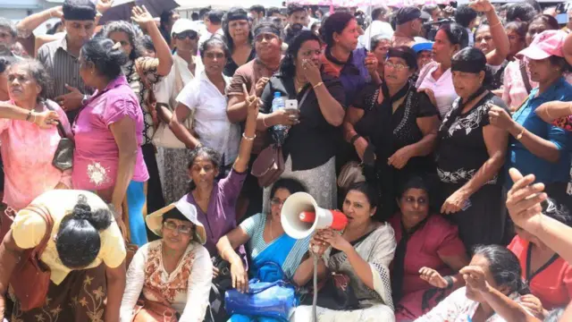 மஹிந்த ராஜபக்ஷவின் ஆதரவாளர்கள் பலர் கொழும்பு குற்றப்புலனாய்வு பிரிவுக்கு முன்பு திரண்டிருந்தனர்.