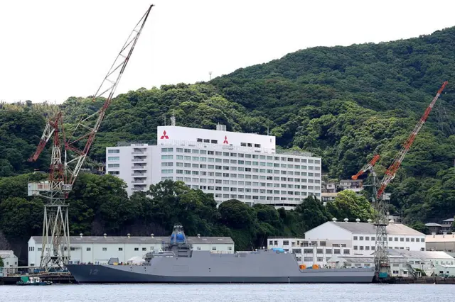 日方海上自衛隊(JMSDF)的「JS 吉鷲」(FFM-12)莫嘉米級(Mogami-class)隱身護衛艦,於 2026 年 5 月 20 日停靠在位於長崎的三菱重工(Mitsubishi Heavy Industries,MHI)造船廠。三菱重工已為日本海上自衛隊建造了十二艘莫嘉米級護衛艦;而日本海上自衛隊與澳洲皇家海軍則已下單訂購一款升級版的莫嘉米級設計。(照片/PAUL MILLER/AFP/Getty Images)