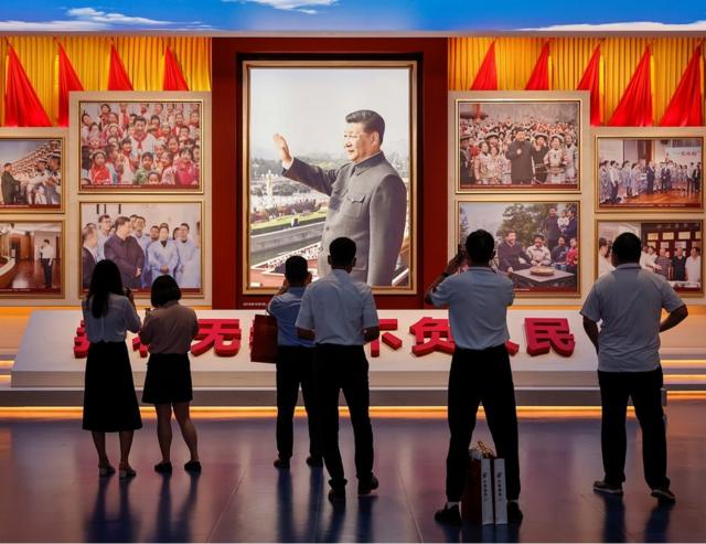 2021年6月25日，参观者在北京庆祝中共建党100周年前开放的中国共产党博物馆里观看习近平的照片。