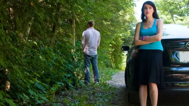 Pareja estacionada para ir al baño