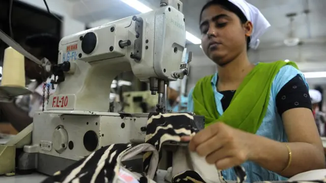 নারীর ক্ষমতায়ন এবং গার্মেন্টস শিল্প: বাংলাদেশের সাফল্যের পেছনে গুরুত্বপূর্ণ দুটি কারণ