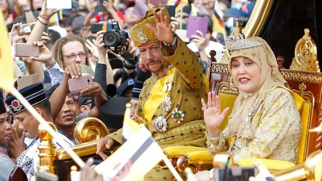 ประชาชนนับหมื่นออกมาร่วมพระราชพิธีกาญจนาภิเษกสุลต่านบรูไน