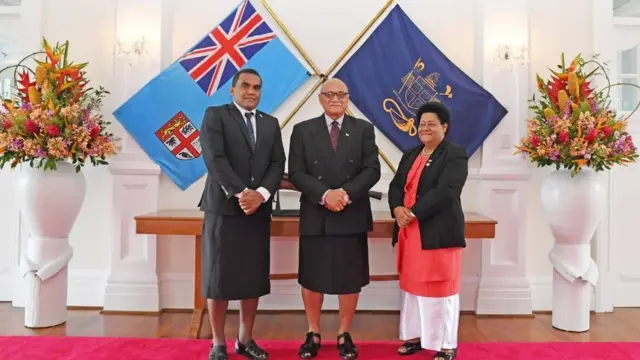 Sulu pia ni vazi rasmi la ofisini na huvaliwa katika sherehe za kitaifa pamoja na kanisani