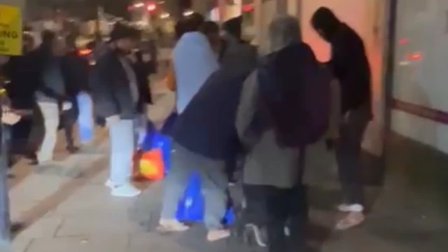 El grupo de migrantes porta bolsas de plástico azules con sus escasas pertenencias.