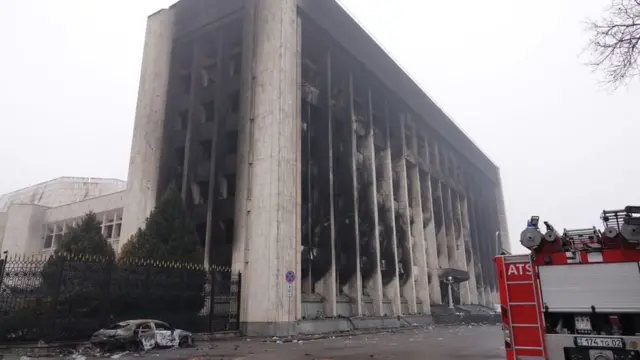 শহরের প্রধান সরকারি অফিস ভবনেও আগুন দেয়া হয়।