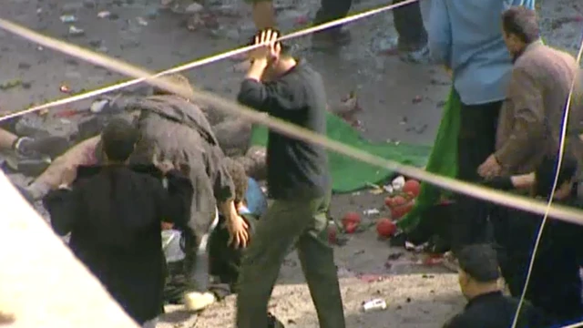 После взрыва бомбы на многолюдной площади, Кербела, март 2004