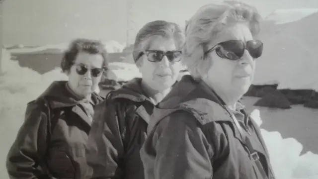 Bernasconi, última a la izquierda, y dos colegas.